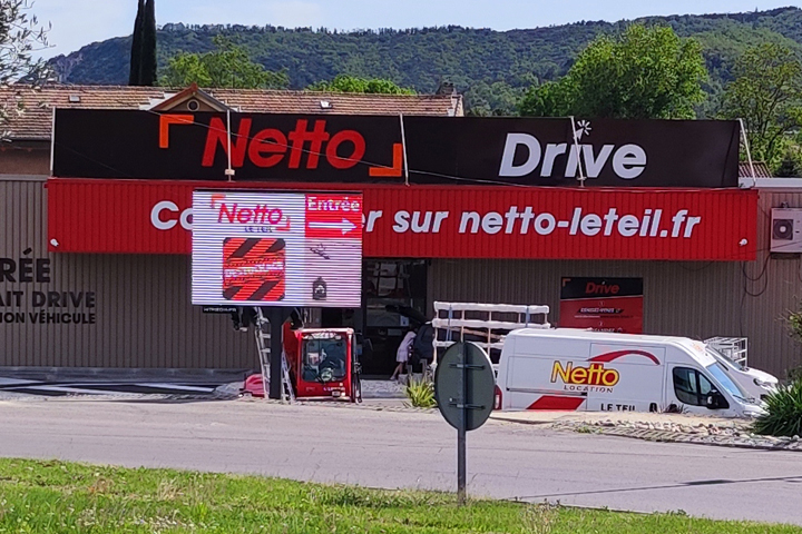 Écran LED géant devant un magasin Neto