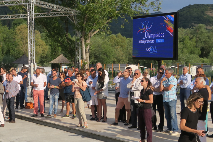 Écran Led posé sur un mât durant un évènement en extérieur