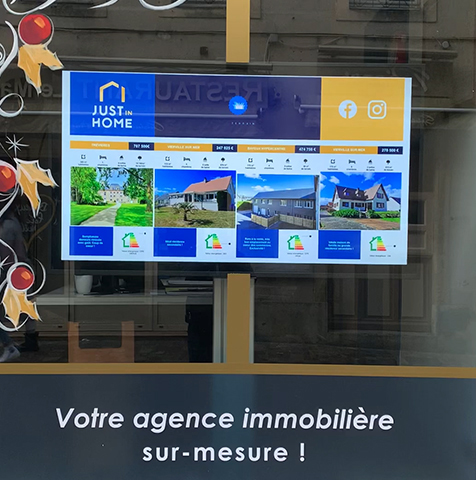 Écran led dans la vitrine d'une agence immobilière