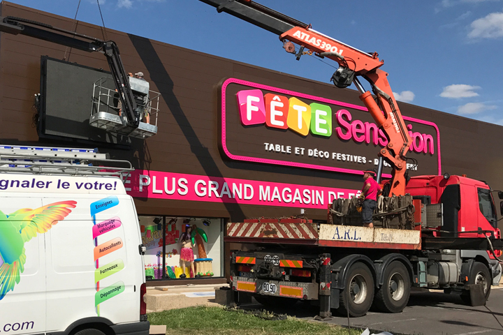 Pose d'un écran LED en façade du magasin Fête Sensation