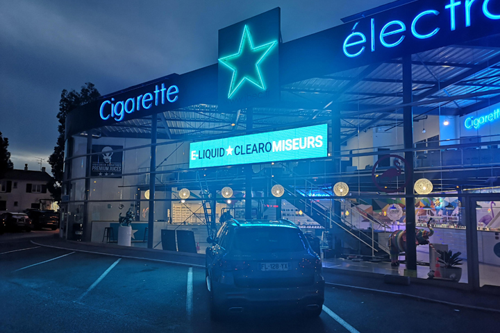 Enseignes lumineuses en vitrine pour un magasin d'e-cigarette